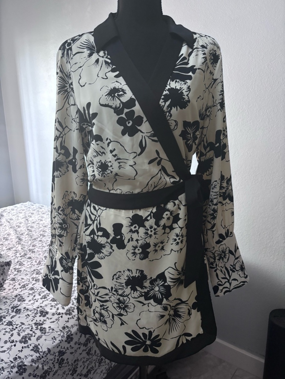 Abercrombie & Fitch Black and Cream Floral Wrap Robe